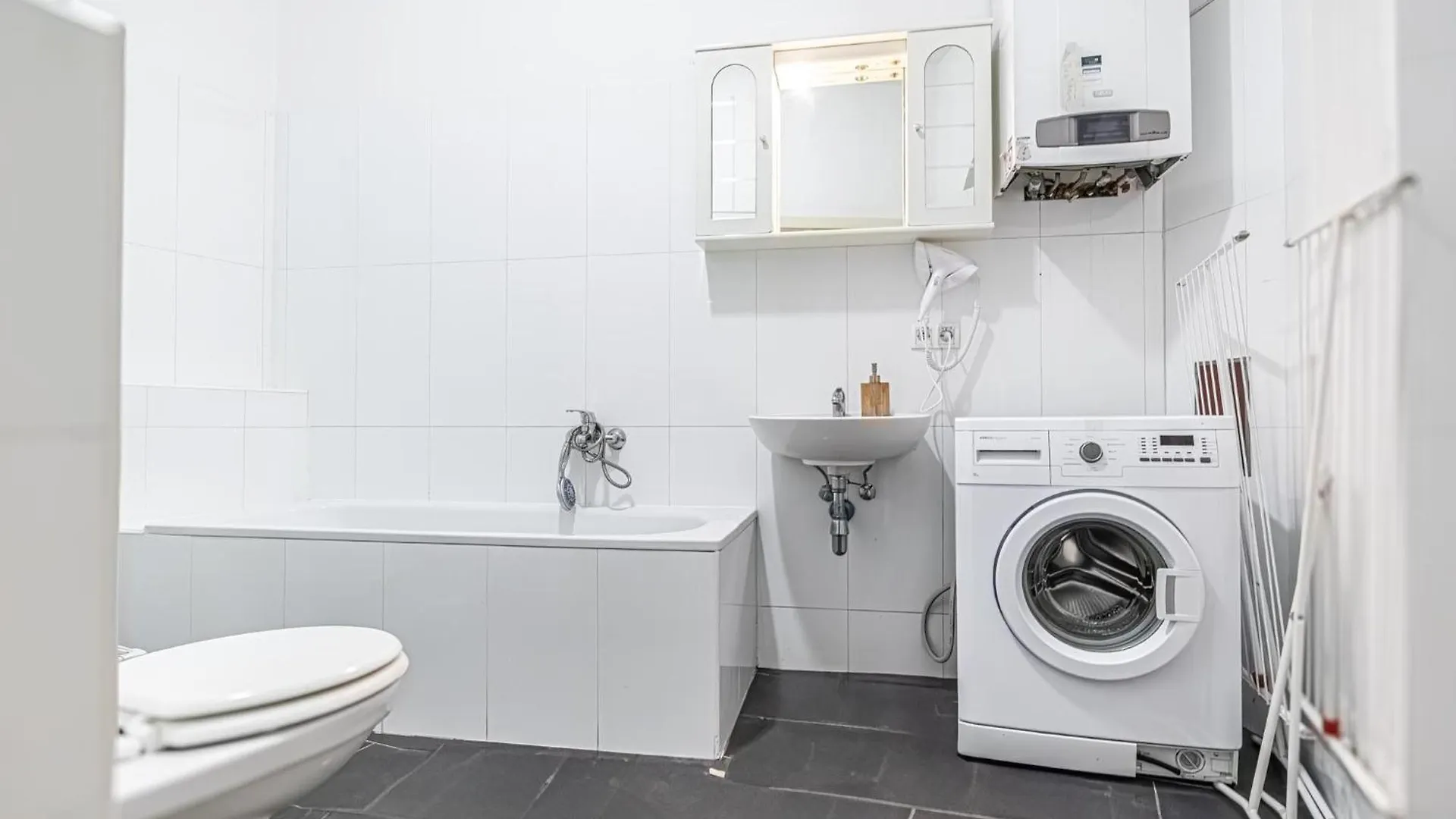 Near Danube & Millenium Tower - Massive Shared 4Br Apt Viena