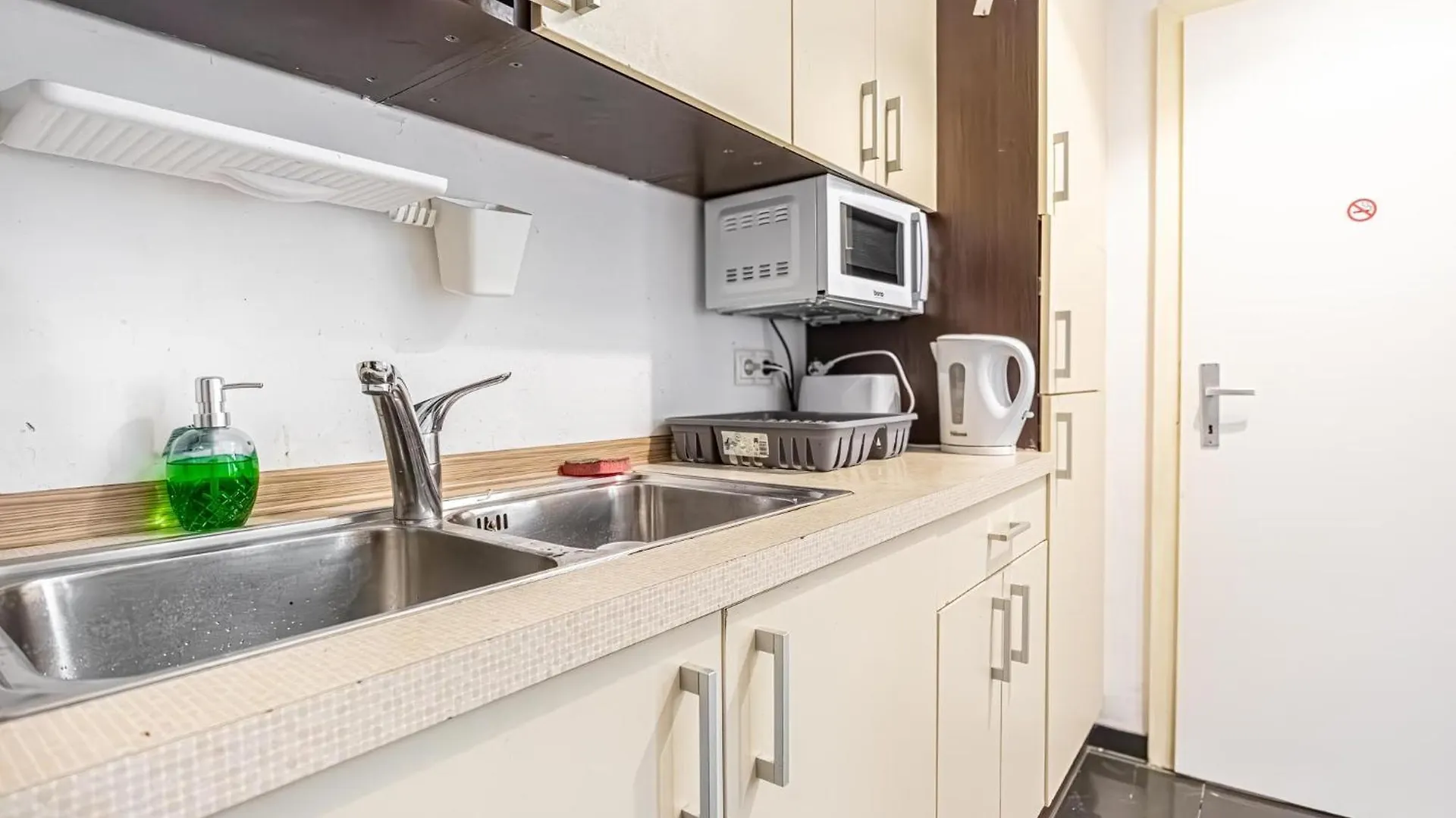 Apartamento Near Danube & Millenium Tower - Massive Shared 4Br Apt Viena Austria