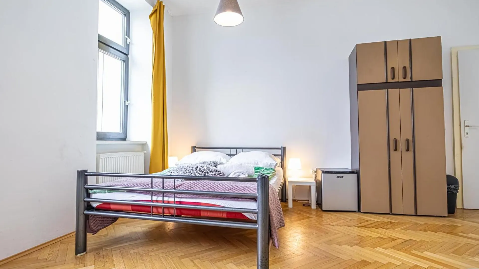 Near Danube & Millenium Tower - Massive Shared 4Br Apt Viena