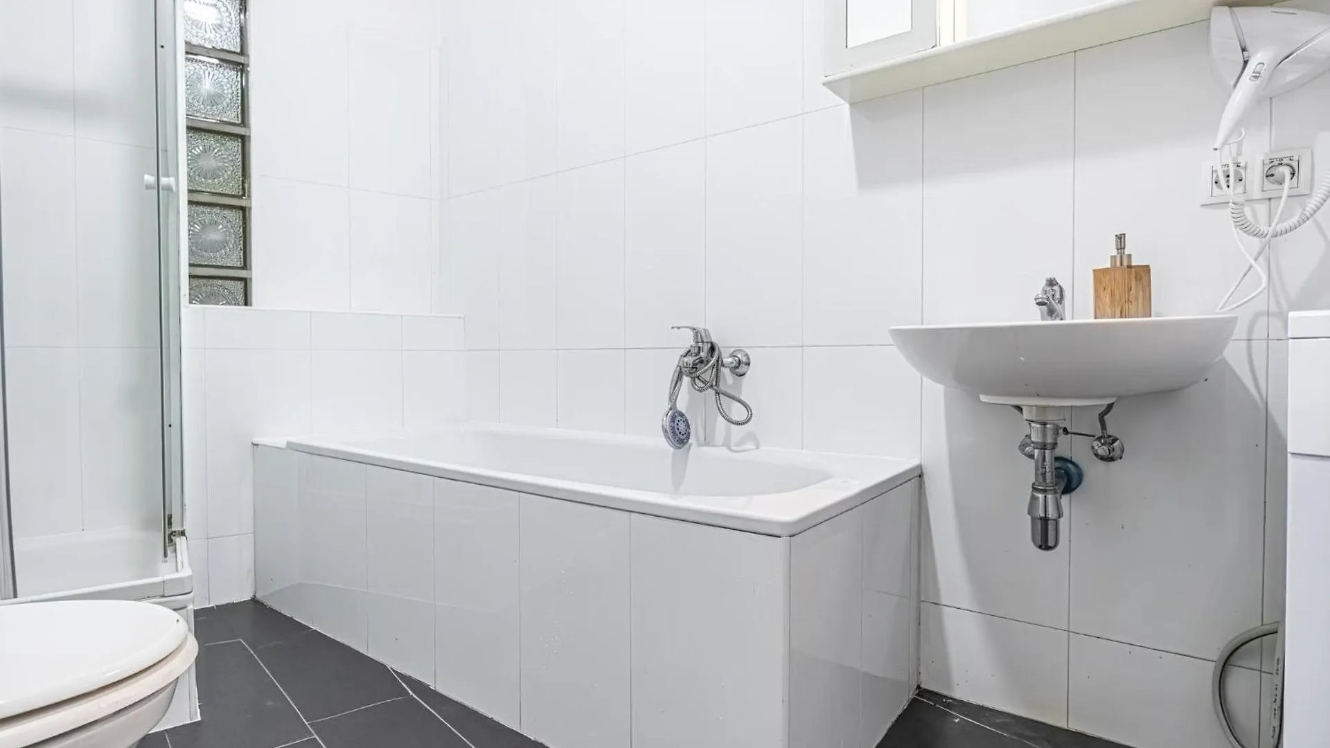 Near Danube & Millenium Tower - Massive Shared 4Br Apt Viena Apartamento