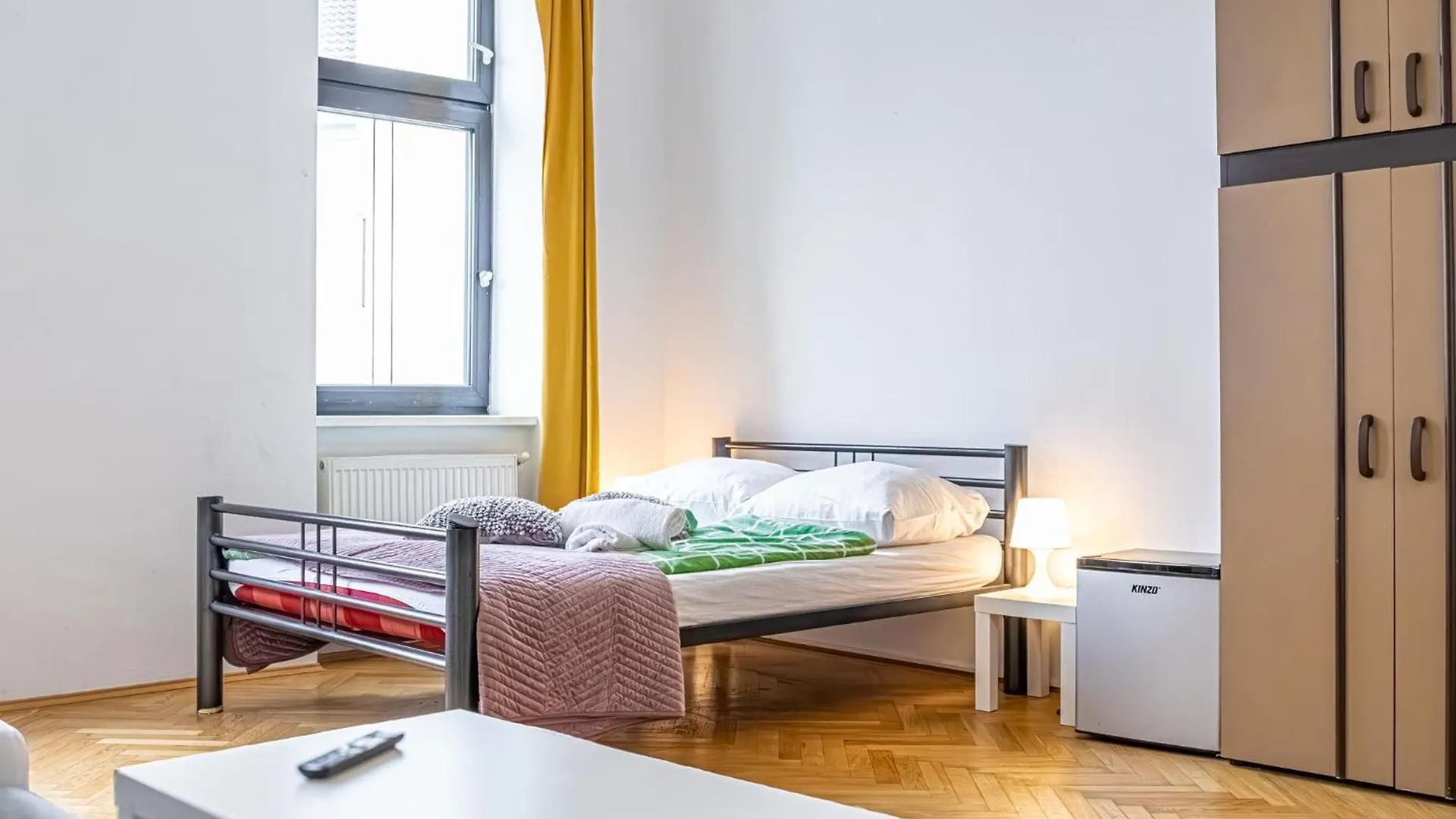 Near Danube & Millenium Tower - Massive Shared 4Br Apt Viena