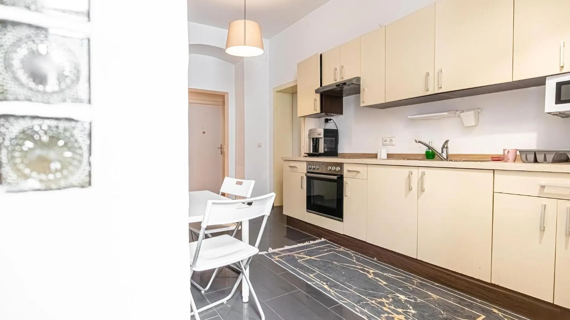 Near Danube & Millenium Tower - Massive Shared 4Br Apt Viena Austria