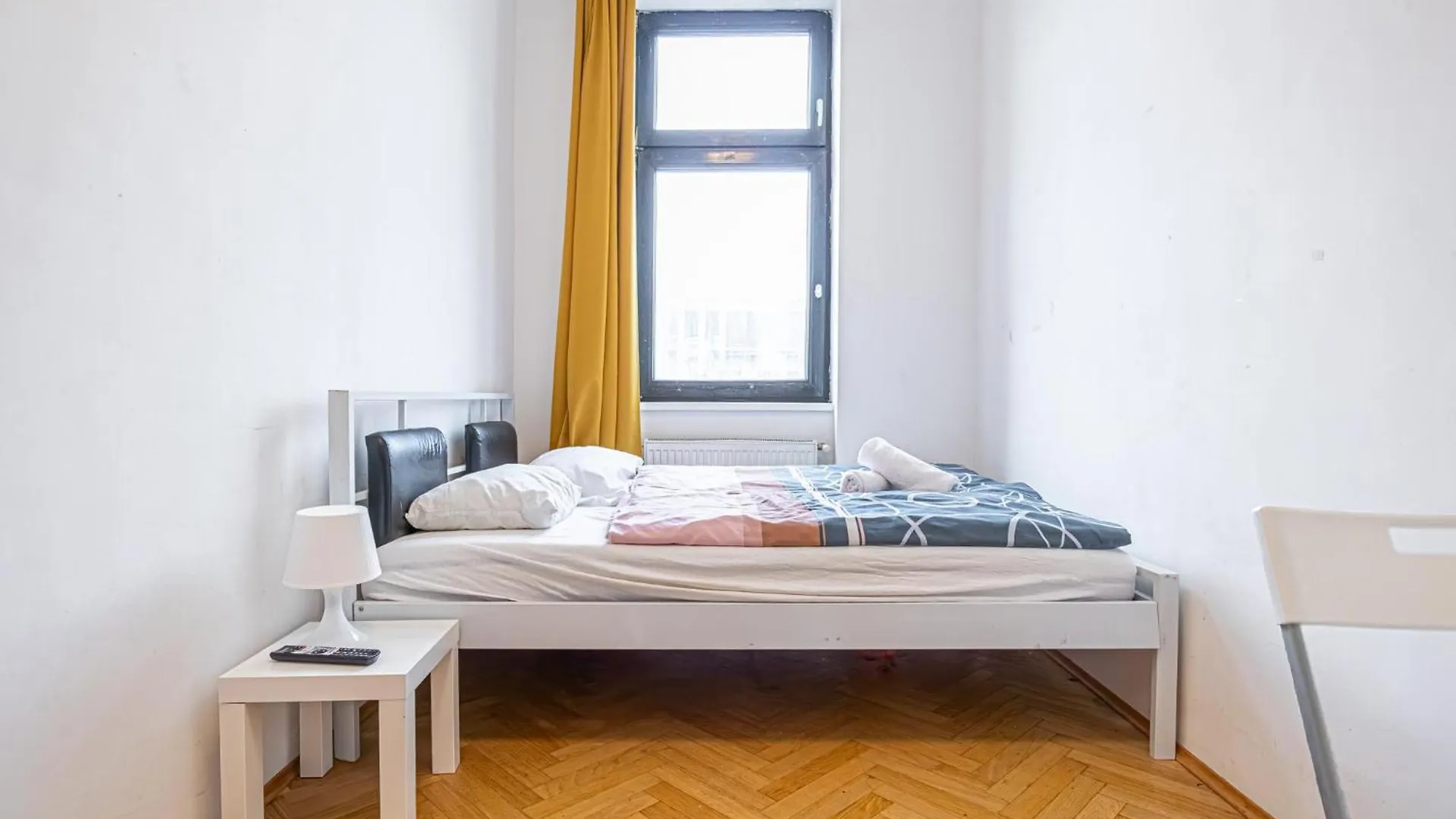 Near Danube & Millenium Tower - Massive Shared 4Br Apt Viena