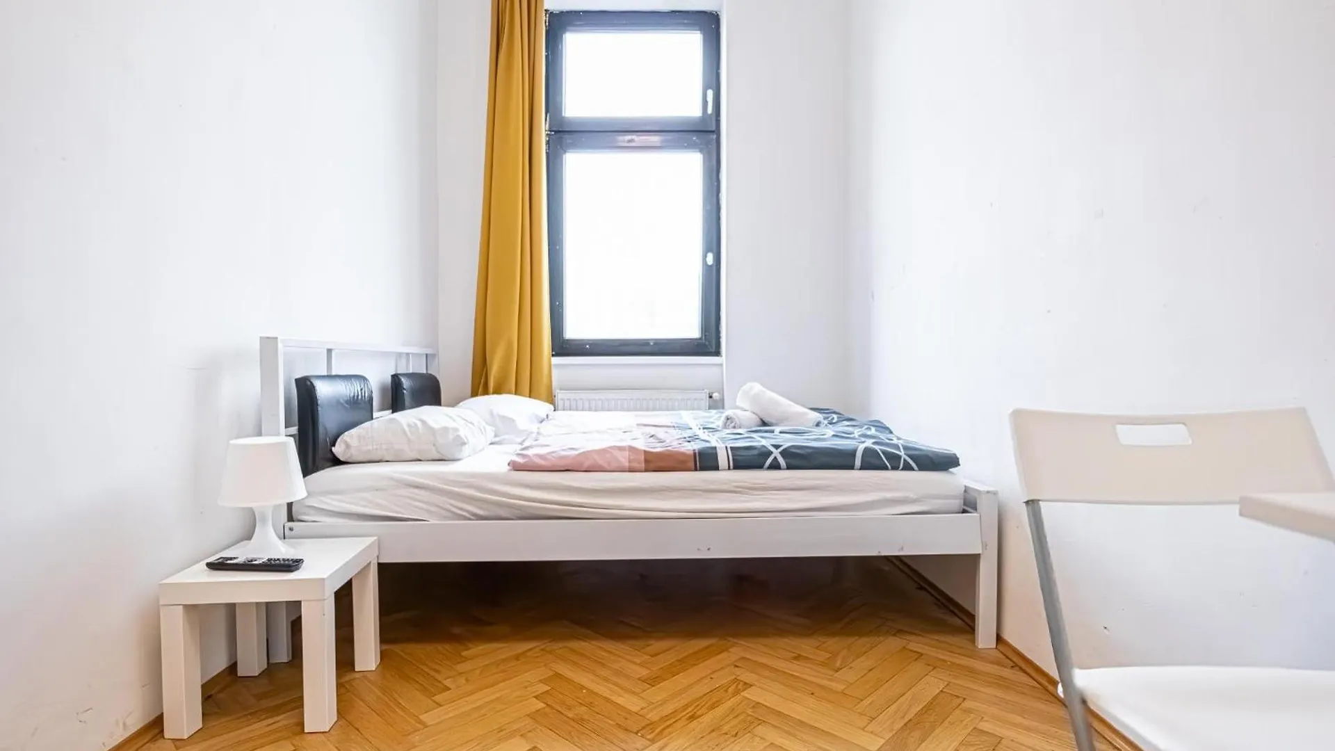 Near Danube & Millenium Tower - Massive Shared 4Br Apt Viena Apartamento