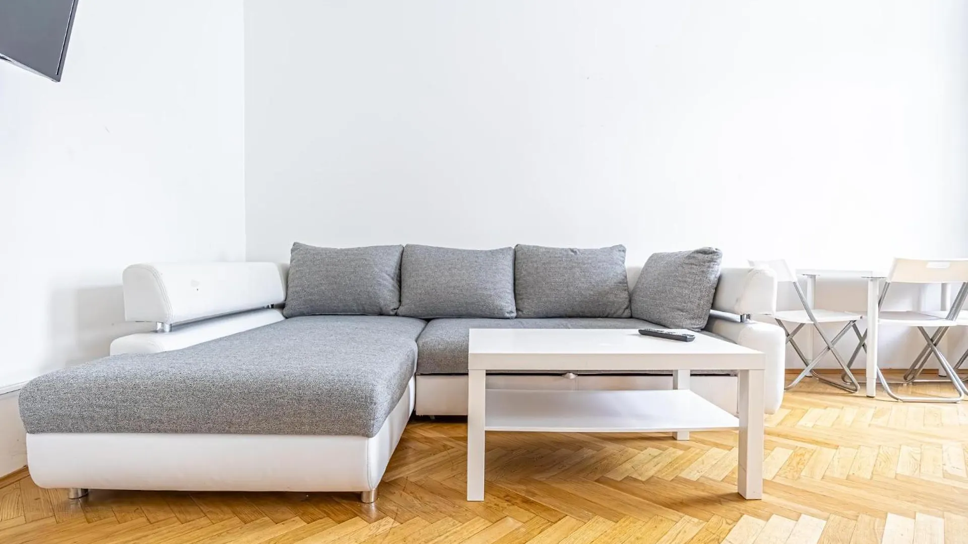 Near Danube & Millenium Tower - Massive Shared 4Br Apt Viena
