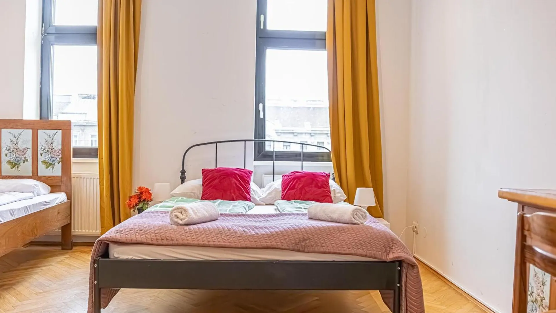 Near Danube & Millenium Tower - Massive Shared 4Br Apt Viena 0*,