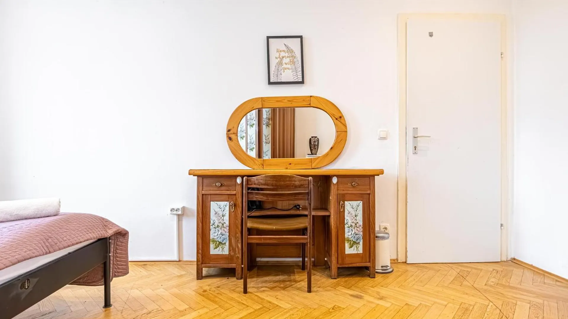 Near Danube & Millenium Tower - Massive Shared 4Br Apt Viena