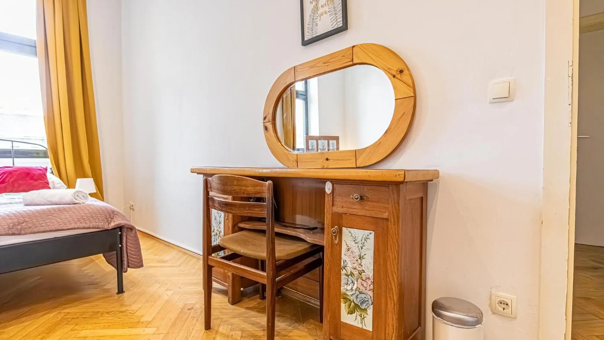 Near Danube & Millenium Tower - Massive Shared 4Br Apt Viena
