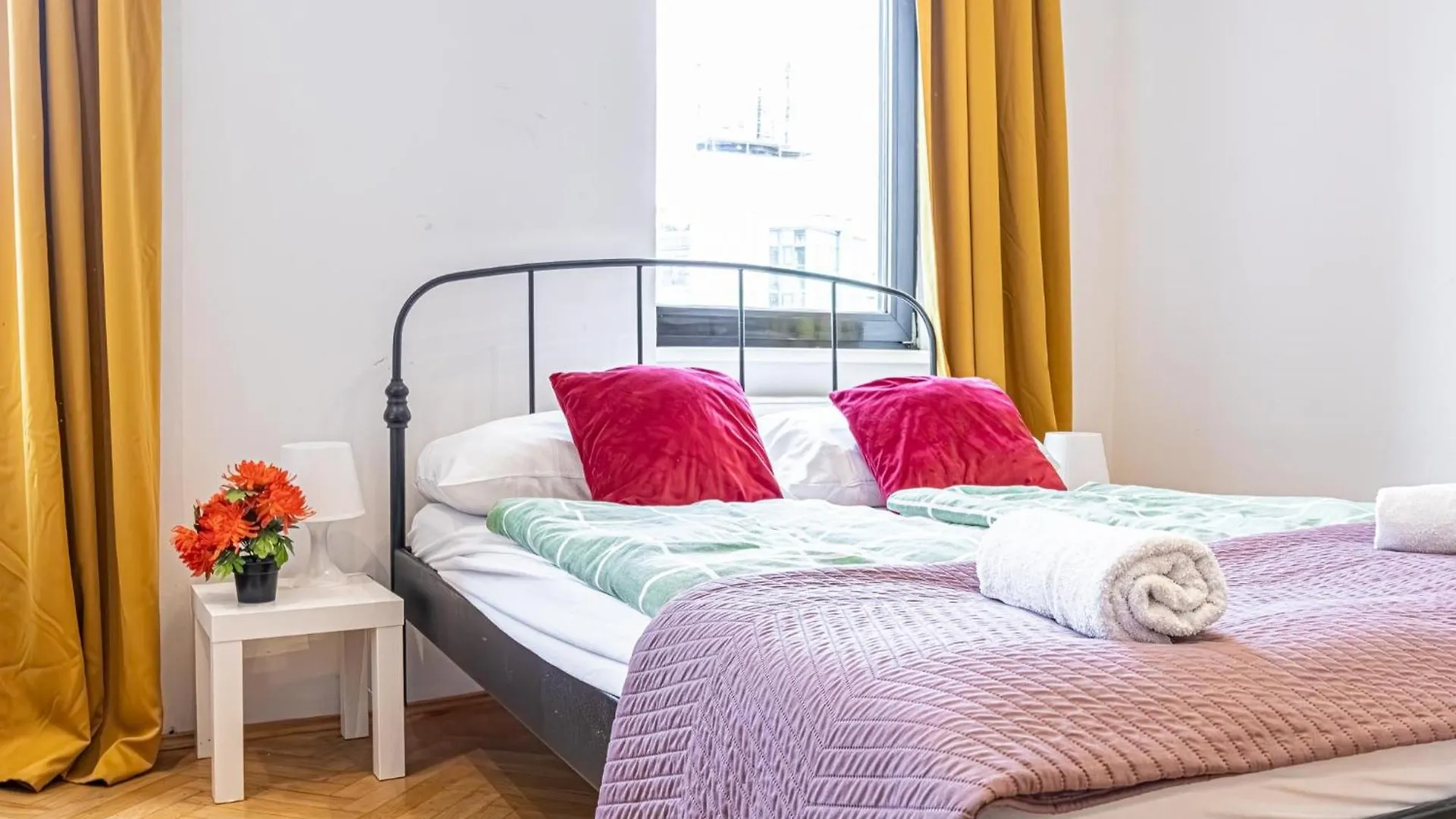Near Danube & Millenium Tower - Massive Shared 4Br Apt Viena Austria
