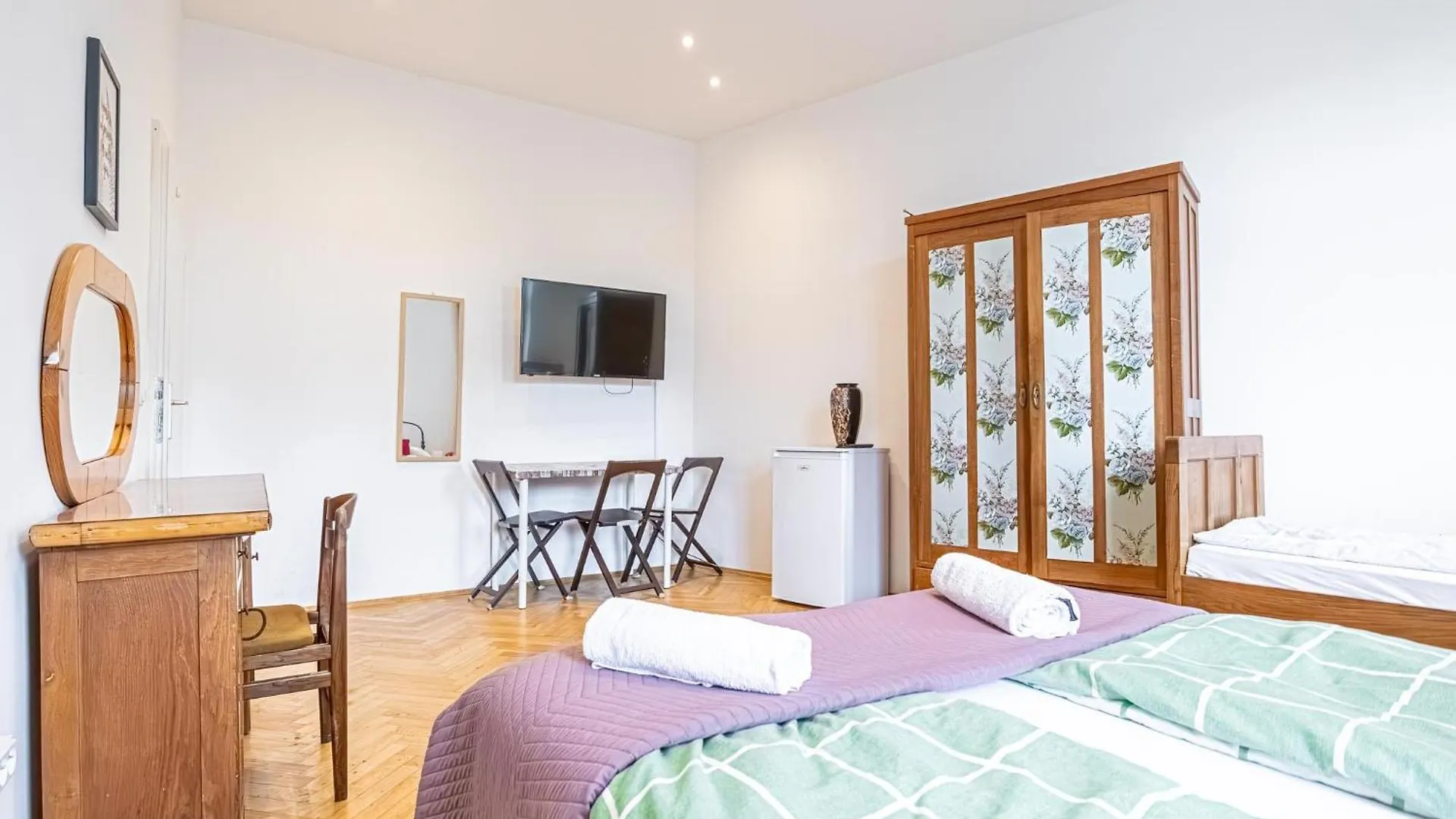 Apartamento Near Danube & Millenium Tower - Massive Shared 4Br Apt Viena Austria