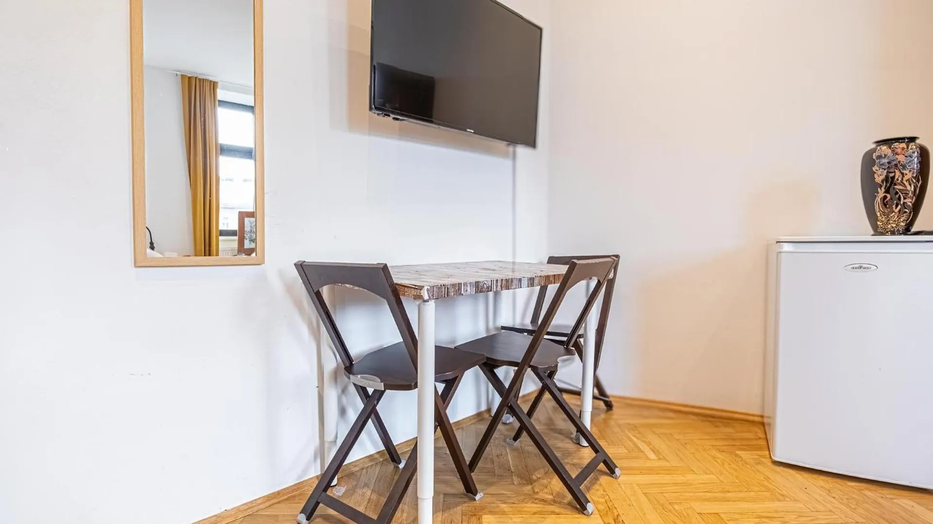 Near Danube & Millenium Tower - Massive Shared 4Br Apt Viena