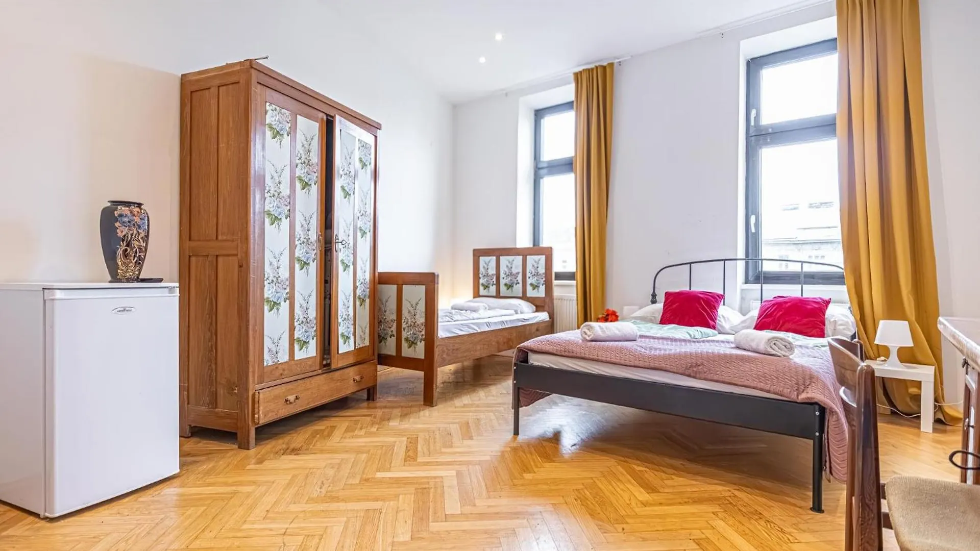 Near Danube & Millenium Tower - Massive Shared 4Br Apt Viena Apartamento