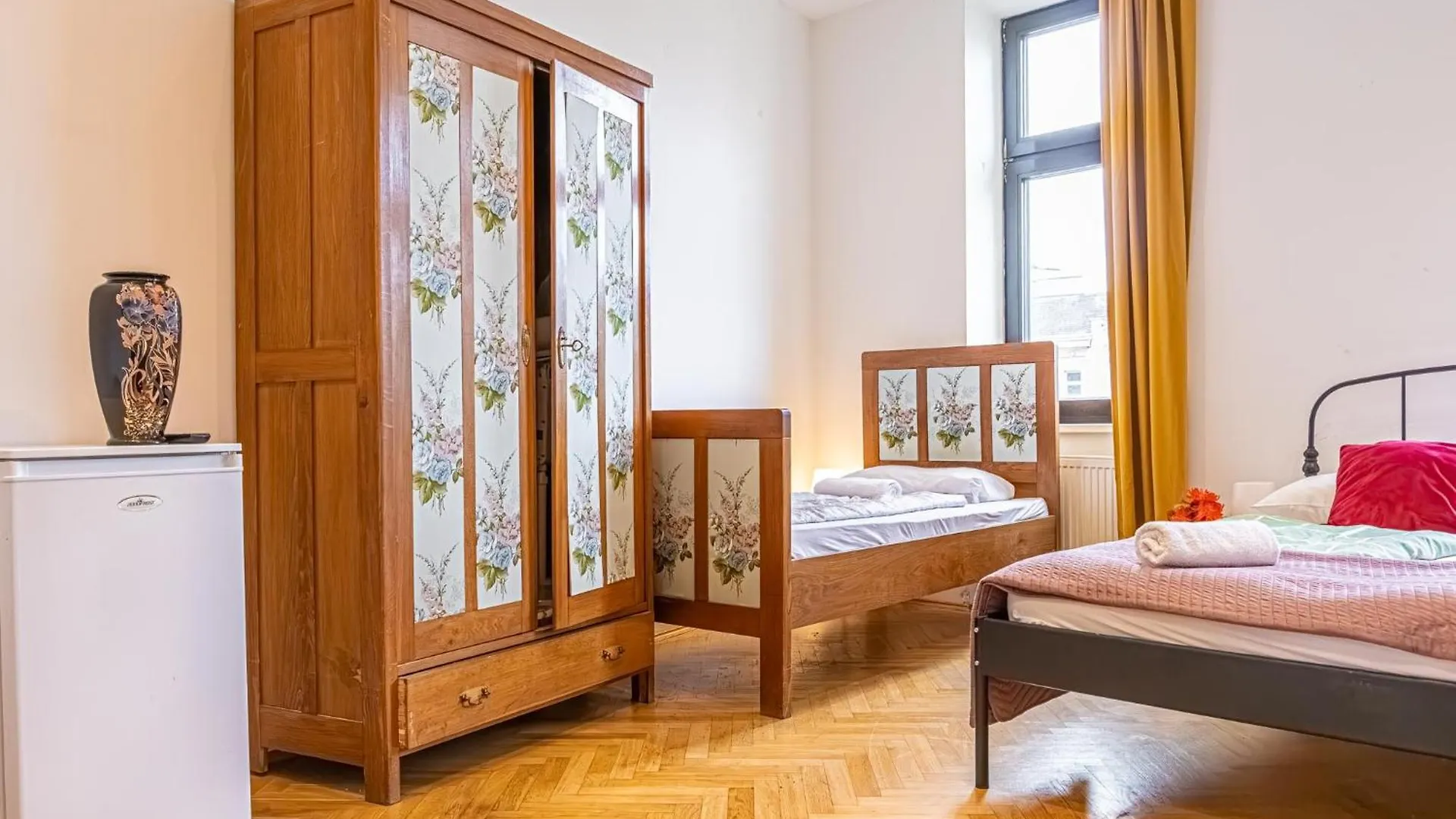 Near Danube & Millenium Tower - Massive Shared 4Br Apt Viena Austria