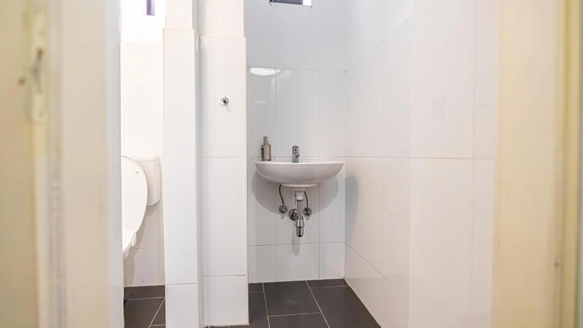 Near Danube & Millenium Tower - Massive Shared 4Br Apt Viena 0*,  Austria