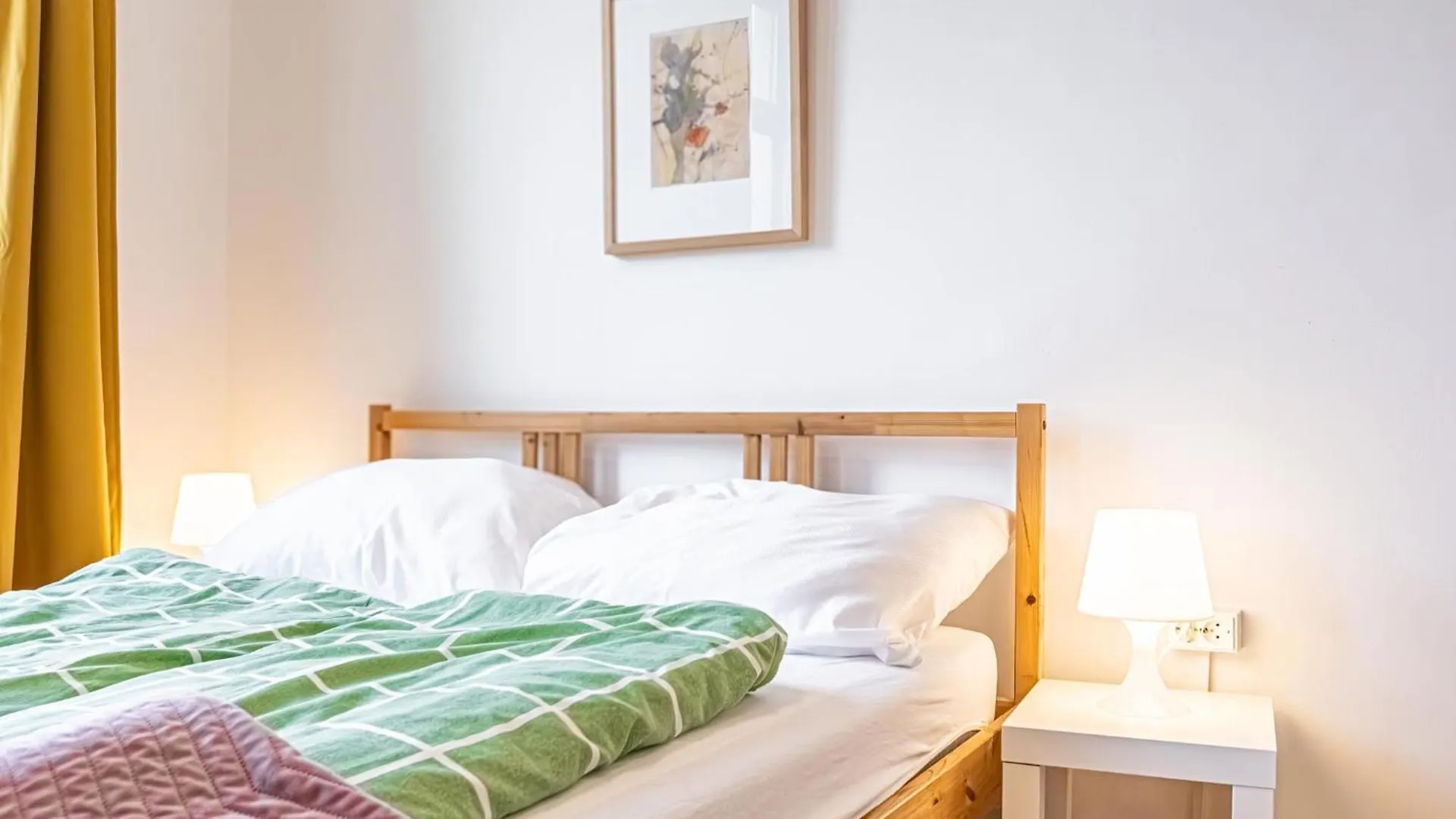 Near Danube & Millenium Tower - Massive Shared 4Br Apt Viena