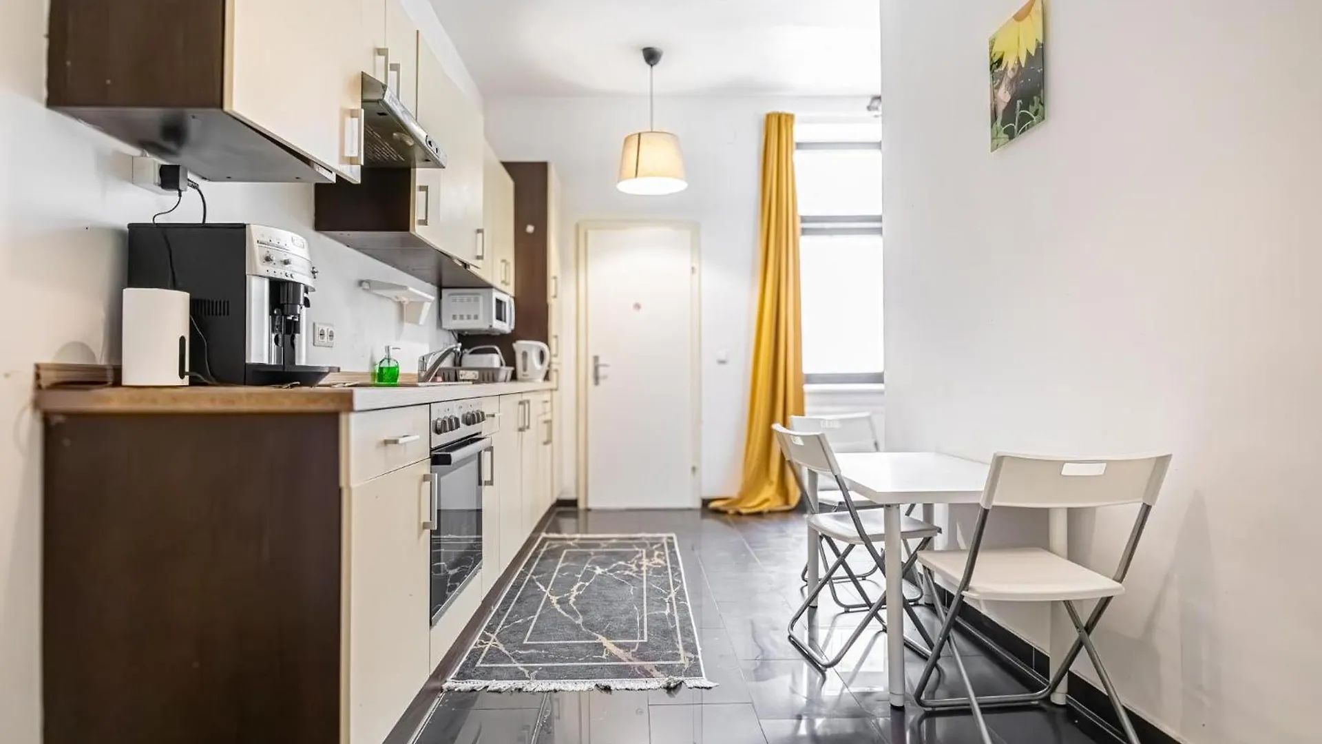 Near Danube & Millenium Tower - Massive Shared 4Br Apt Viena Apartamento