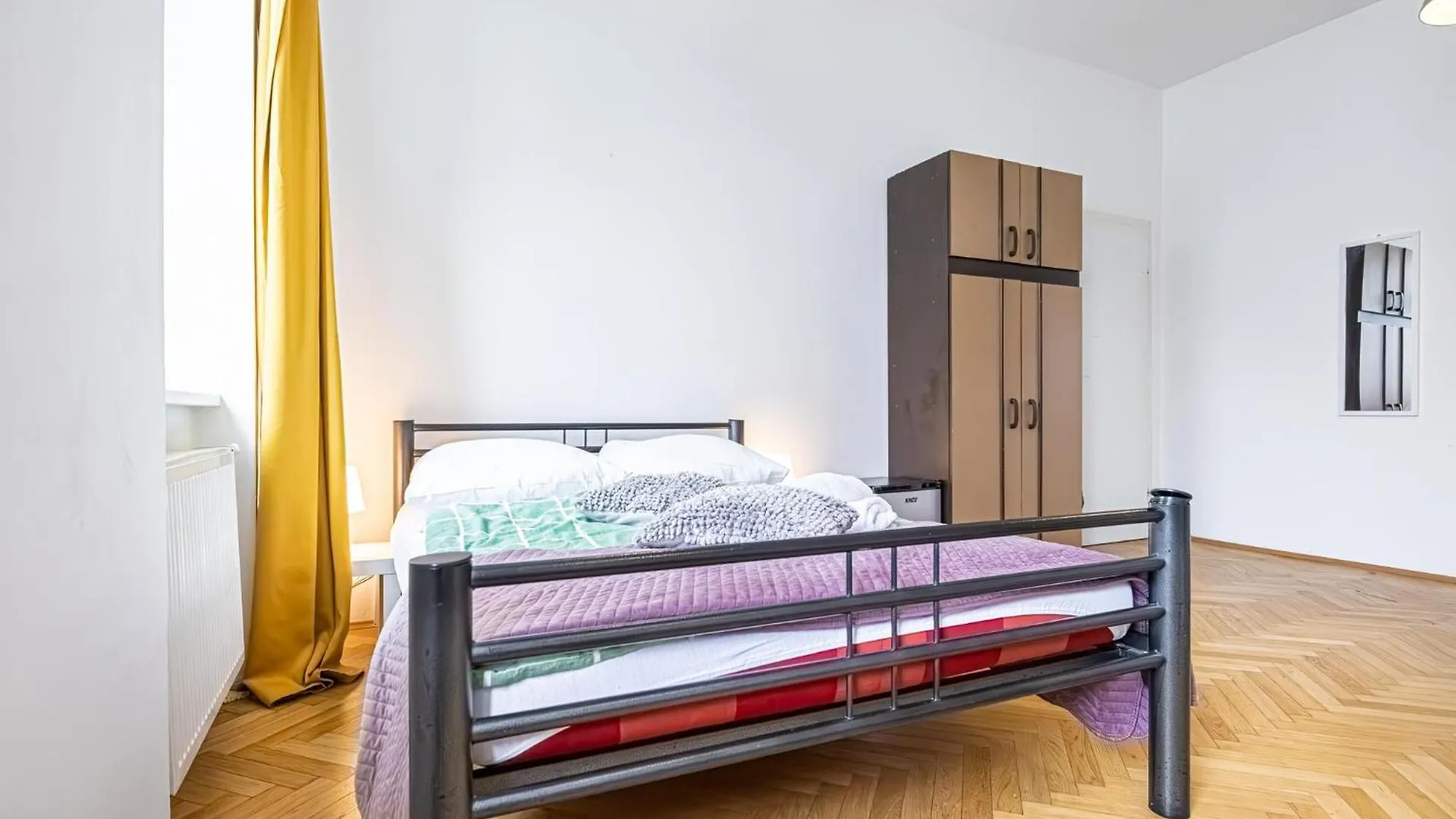 Near Danube & Millenium Tower - Massive Shared 4Br Apt Viena Apartamento