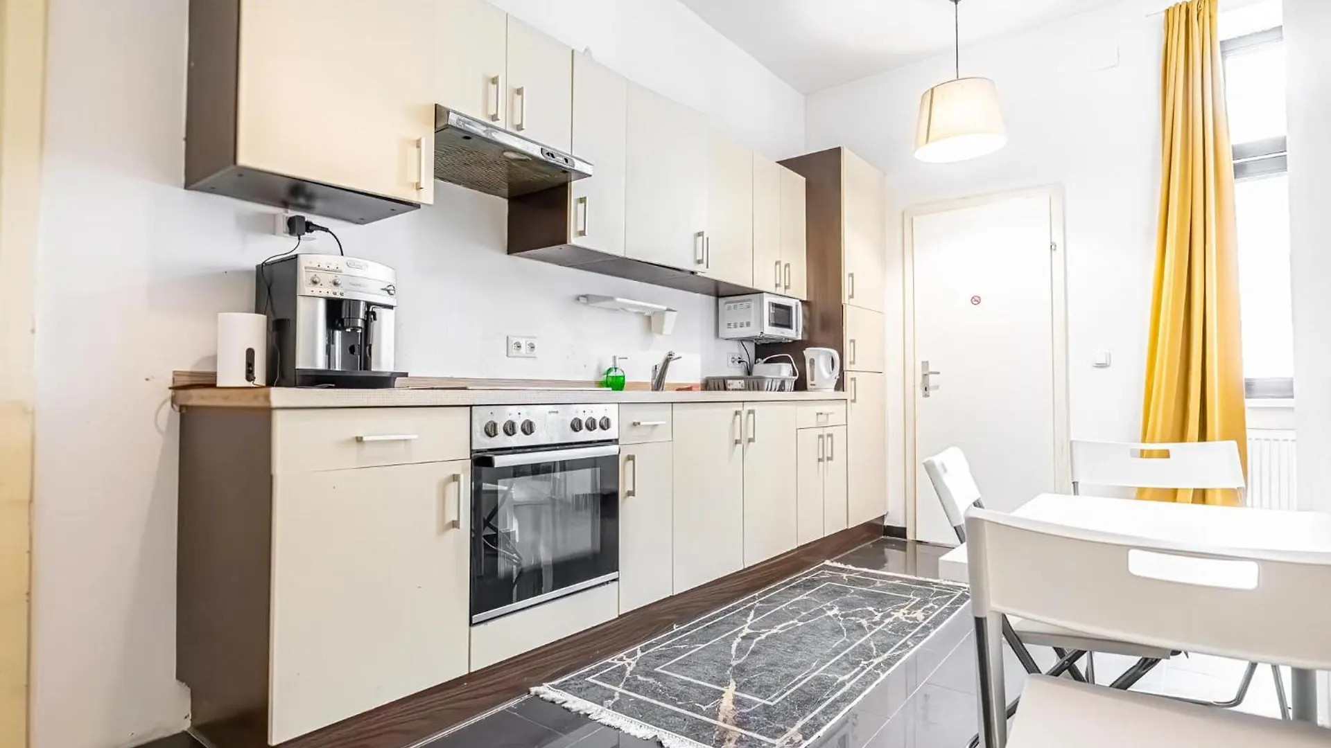 Near Danube & Millenium Tower - Massive Shared 4Br Apt Viena 0*,  Austria