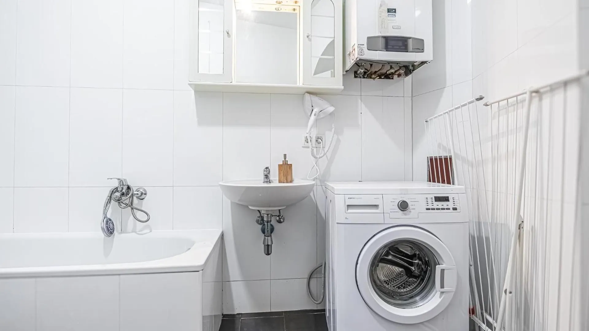 Apartamento Near Danube & Millenium Tower - Massive Shared 4Br Apt Viena