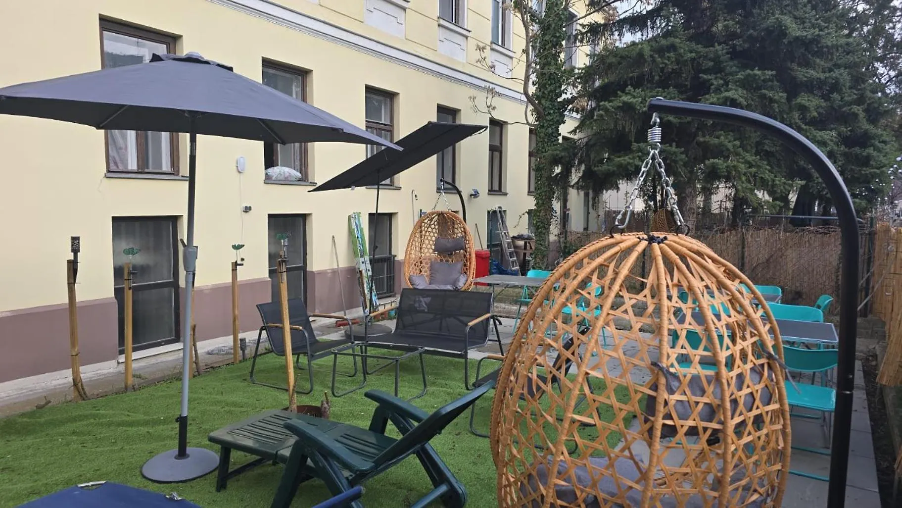 Near Danube & Millenium Tower - Massive Shared 4Br Apt Viena