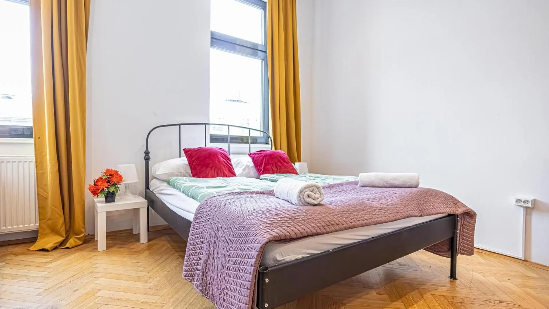 Near Danube & Millenium Tower - Massive Shared 4Br Apt Vídeň Apartmán