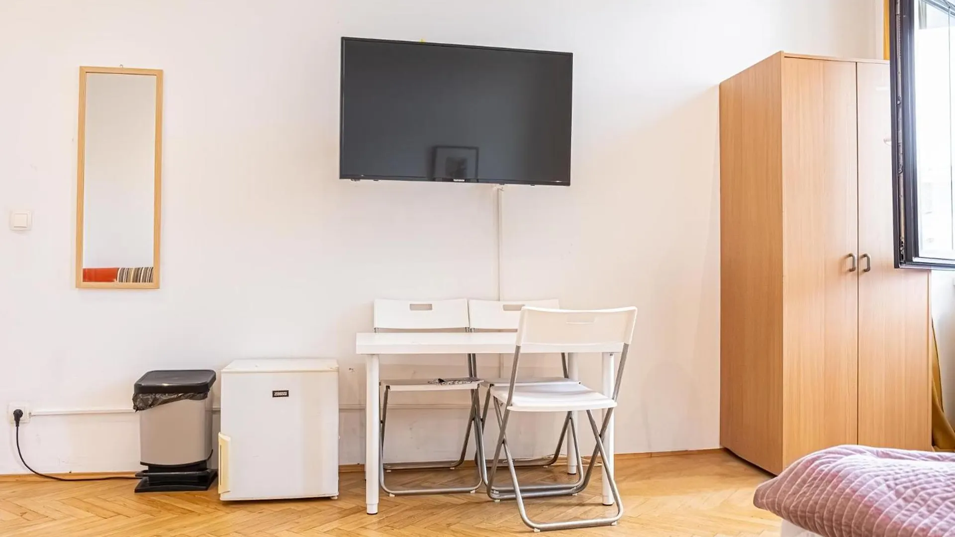 Near Danube & Millenium Tower - Massive Shared 4Br Apt Vídeň Apartmán