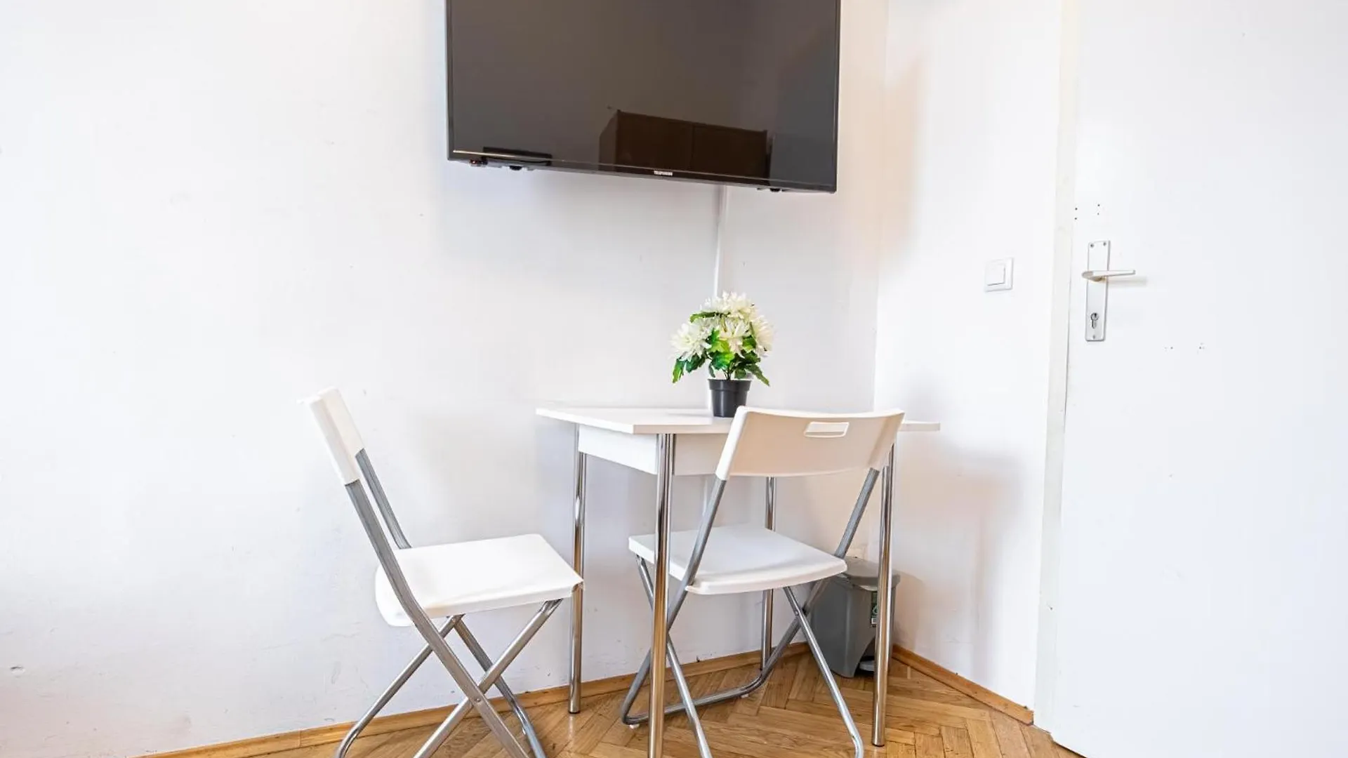 Near Danube & Millenium Tower - Massive Shared 4Br Apt Vídeň Apartmán