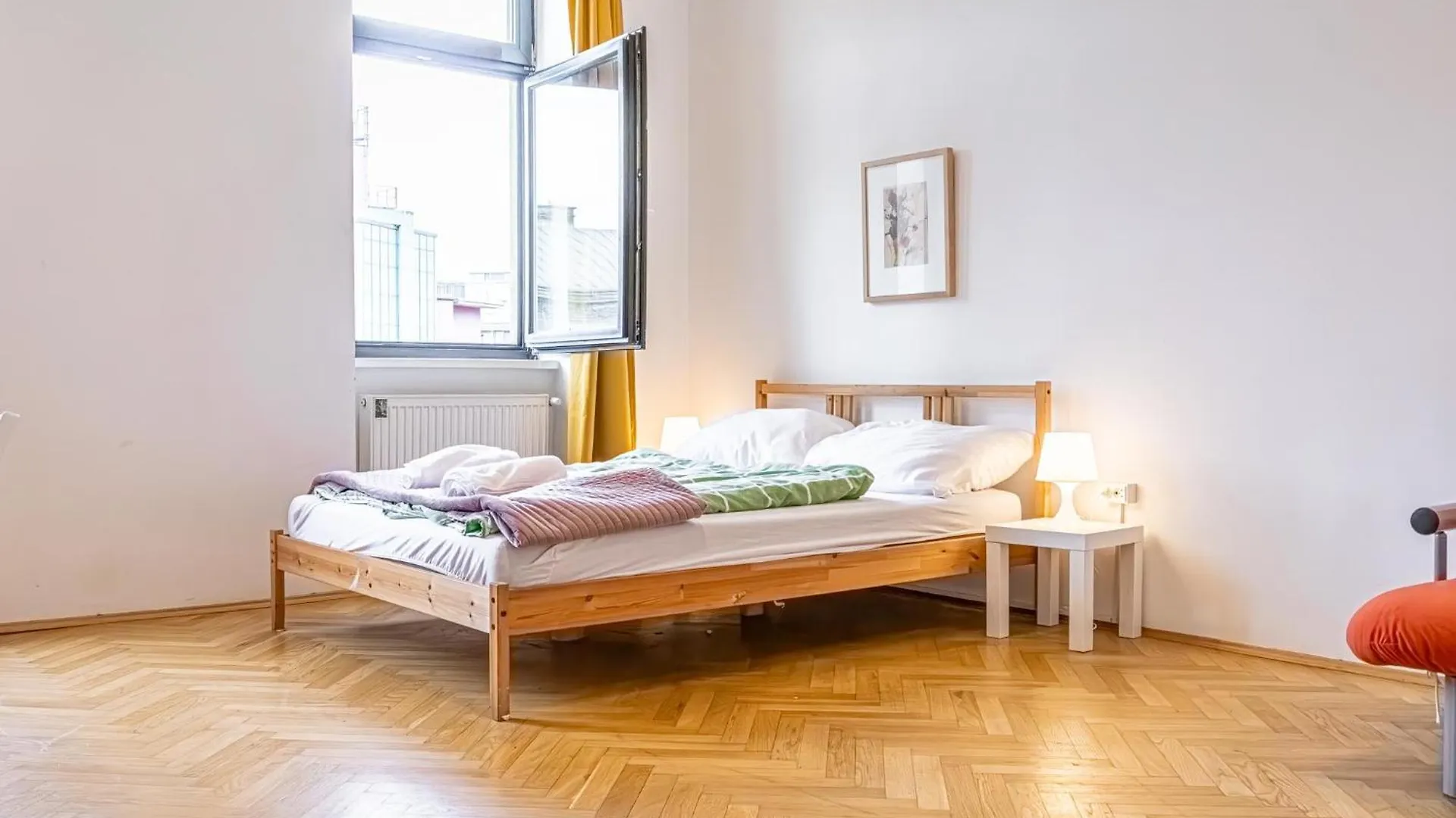Near Danube & Millenium Tower - Massive Shared 4Br Apt Vídeň 0*,  Rakousko