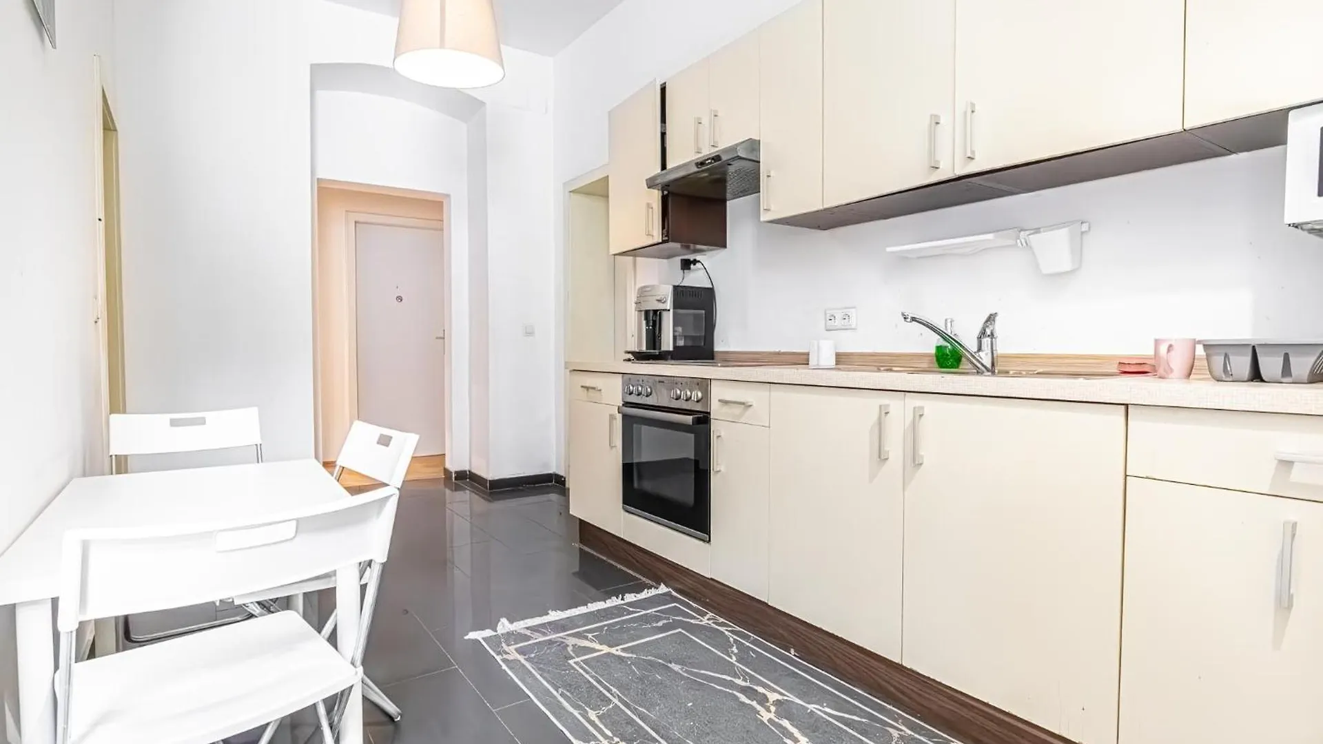 Near Danube & Millenium Tower - Massive Shared 4Br Apt Vídeň 0*,  Rakousko