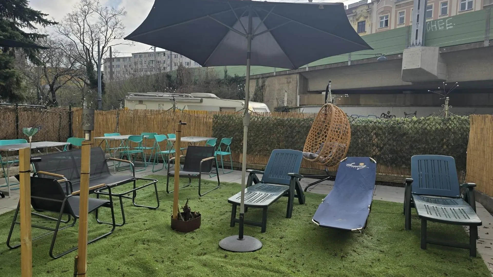Near Danube & Millenium Tower - Massive Shared 4Br Apt Vídeň